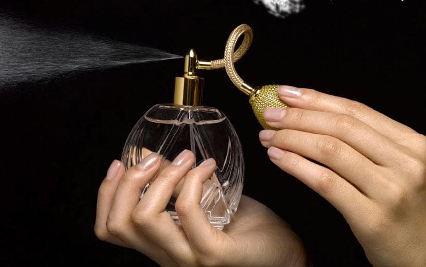 پاک کردن لکه عطر روی مانتو