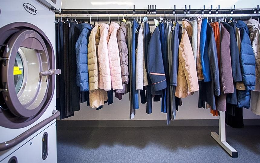 شوینده های مناسب و راهکارهای شستن مانتو و مانتو فرم