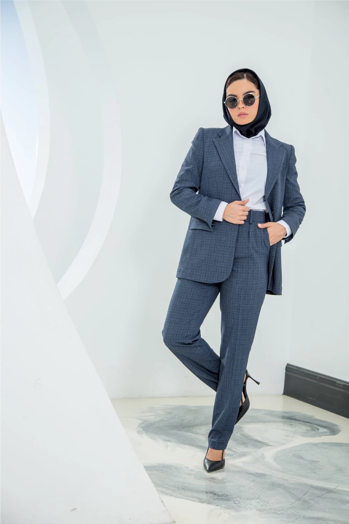 کت شلوار اداری یقه انگلیسی | نمای دیگر